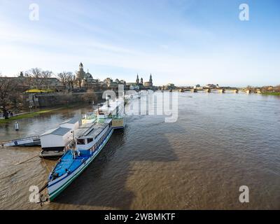 Überflutete Elbe in der historischen Altstadt von Dresden. Die Dampfschiffe auf dem Wasser werden hochgehoben. Die Straßen sind überflutet. Stockfoto