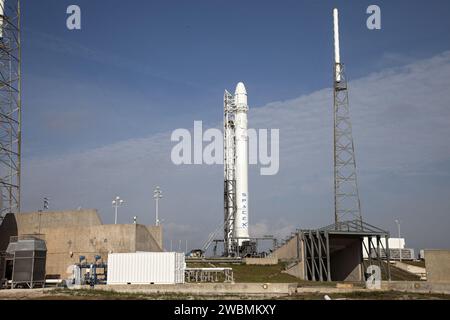 CAPE CANAVERAL, Fla. - Auf der Cape Canaveral Air Force Station in Florida steht die SpaceX Falcon 9 Rakete auf dem Startplatz am Launch Complex 40 und wartet auf einen Testabfeuer der neun Merlin-Motoren. Der Test ist Teil der Vorbereitungen für die bevorstehende SpaceX 2-Mission. Der Start der Raumrakete SpaceX Falcon 9 und Dragon ist für den 1. März 2013 um 10 Uhr EST vom Space Launch Complex-40 auf der Cape Canaveral Air Force Station, Florida, geplant. Dragon wird seine dritte Reise zur Raumstation machen. Sie wird Vorräte und Experimente zum umkreisenden Labor bringen Stockfoto