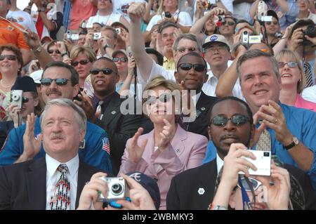 First Lady Laura Bush beobachtet den Start des Space Shuttle Discovery auf der STS-114 Return to Flight Mission vom Startplatz 39B im Kennedy Space Center. Die Mission umfasst Inspektionen von RCC-Panels und Fliesen des Wärmeschutzsystems auf der Umlaufbahn, Reparaturen an Raumgängen und die Installation der externen Staufelplattform-2 auf der Internationalen Raumstation. Stockfoto