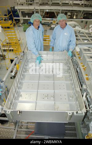 RAUMFAHRTZENTRUM KENNEDY, FLA. - In der Space Station Processing Facility im Kennedy Space Center der NASA schauen sich STS-121 Mission Specialists Piers Sellers (links) und Michael Fossum das Detailed Test Objective (DTO) Fliesen Sample Repair Kit an, das sich auf dem Lightweight Multi-Purpose Experiment Support Structure Carrier (LMC) befindet. Die STS-121-Crew nimmt am KSC an den Schnittstellentests der Besatzungsausrüstung Teil, die praktische Erfahrungen mit der Ausrüstung vermitteln, die sie auf der Umlaufbahn einsetzen werden. STS-121, die zweite Rückflug-Mission, soll in einem beleuchteten Planungsfenster vom 9. Bis 25. September gestartet werden. Stockfoto