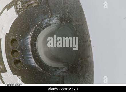 Eine Nahaufnahme der Nase des Space Shuttle Discovery wurde von einem Mitglied der Expedition 26 während der STS-133-Vermessung aufgenommen, bevor er an die ISS anklopfte. Discovery führte einen Rückschlag für das Rendezvous-Pitch-Manöver durch, fotografiert mit einer 800-mm-Digitalkamera in etwa 600 Fuß Entfernung. Stockfoto