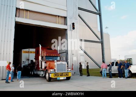 Ein LKW lieferte die zweite Stufe einer Boeing Delta IV Rakete an das Delta Operations Center im Kennedy Space Center. Delta IV wird GOES-N starten, einen Wettersatelliten für NASA und NOAA, um Unwetter und atmosphärische Bedingungen zu überwachen. Stockfoto