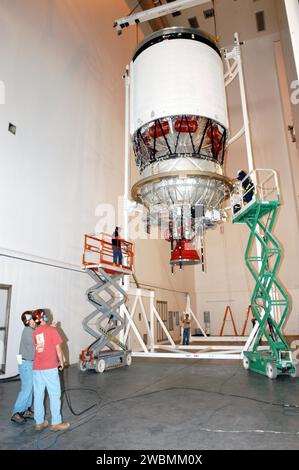 Im Boeing Delta Operations Center arbeiten Techniker an der zweiten Stufe des Delta IV, bereiten Düsen und Einsatztests vor. Das Delta IV startet den GOES-N-Wettersatelliten für NASA und NOAA, um Unwetterereignisse wie Tornados, Sturzfluten, Hagel und Hurrikane zu überwachen. Stockfoto