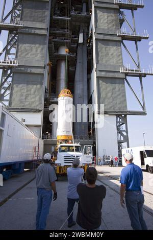 CAPE CANAVERAL, Fla. -- am Launch Complex 41 in der Cape Canaveral Air Force Station in Florida führen Arbeiter einen Überkopfkran, der die Centaur-Oberstufe für den United Launch Alliance Atlas V, der das NASA-Raumschiff Juno in die Vertical Integration Facility (VIF) starten soll, hochhebt. Nach der Positionierung im VIF wird es bereits am Pad an der Atlas V-Booster-Stufe befestigt. Juno startet an Bord eines Atlas V von Cape Canaveral, Florida, 5. August. Die solarbetriebene Raumsonde wird Jupiters Pole 33 Mal umkreisen, um mehr über die Herkunft, Struktur und Atmosphäre des Gasriesen zu erfahren Stockfoto