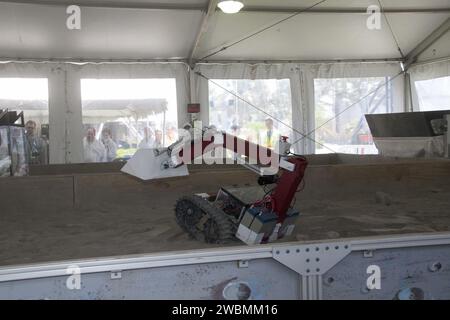 CAPE CANAVERAL, Fla. -- in der "Lunarena" im Kennedy Space Center Visitor Complex befindet sich ein ferngesteuerter oder autonomer Bagger, genannt Lunabot. 36 Teams aus Studenten und Studenten aus den USA, Bangladesch, Kanada, Kolumbien und Indien werden vom 26. Bis 28. Mai am Lunabotics Mining Competition im Kennedy Space Center der NASA in Florida teilnehmen. Der Wettbewerb ist darauf ausgerichtet, Studenten in den Bereichen Wissenschaft, Technik, Ingenieurwesen und Mathematik (MINT) zu motivieren und zu binden. Die Teams manövrieren ihre ferngesteuerten oder autonomen Bagger, die sogenannten Lunabots Stockfoto