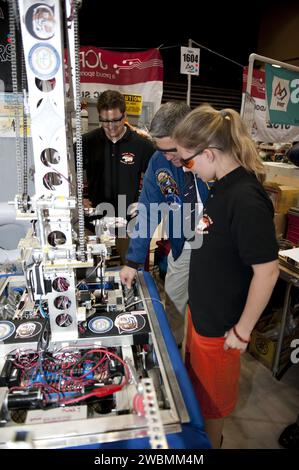 ORLANDO, Florida – Bob Cabana, Direktor des Kennedy Space Center der NASA, überprüft den Roboter, der vom Team der Bionic Tigers beim regionalen ERSTEN Robotik-Wettbewerb an der University of Central Florida in Orlando entworfen wurde. Das Team besteht aus Schülern der Cocoa High School und der Holy Trinity Episcopal Academy an der Space Coast in Florida. Das Launch Services Program der NASA mit Sitz in Kennedy ist ein Sponsor des Teams. Die Bionic Tigers belegten den siebten Platz im Wettbewerb „for Inspiration and Recognition of Science and Technology“, oder ZUNÄCHST unter etwa 60 High School Teams, die hofften, in die na vorzudringen Stockfoto