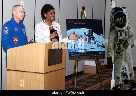 RAUMFAHRTZENTRUM KENNEDY, FLA. - NASA-Astronaut Patrick Forrester (links) und Dr. Adena Williams Loston, Chief Education Officer der NASA, sprechen vor einer Gruppe von Pädagogen, die zum Auftakt der „Science in Space Challenge“ im Doubletree Hotel in Orlando, Florida, zusammengekommen sind. Das nationale Challenge-Programm wird von der NASA und Pearson Scott Foresman, Herausgeber von pädagogischen Büchern aus der Zeit vor der K bis zur 6. Klasse, gesponsert. Um sich an der Herausforderung zu beteiligen, können Lehrer im Namen ihrer Schüler Vorschläge für eine wissenschaftliche und technologische Untersuchung einreichen. Astronauten werden die Siegerprojekte auf einem Space Shuttle durchführen Stockfoto