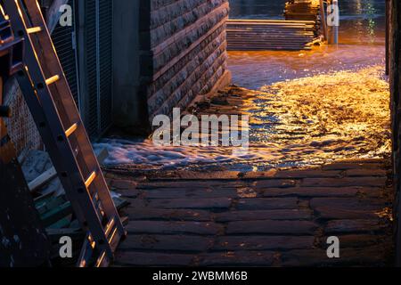 Auspumpen von Wasser aus einem überfluteten Untergeschoss durch die Elbe in Sachsen. Altes Gebäude in einer Kleinstadt mit Schutz vor Sachschäden. Stockfoto