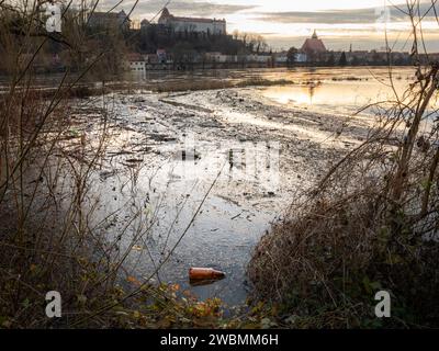 Plastikmüllbelastung in der Umwelt. Ein Fluss hat verschiedene Einwegbehälter und Verpackungsteile gespült. Offensichtliche Umweltkatastrophe. Stockfoto