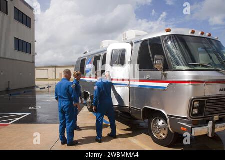 CAPE CANAVERAL, Fla. – Nach einem Besuch mit Mitarbeitern der Orbiter Processing Facility-2 des Kennedy Space Centers hält STS-135 Commander Chris Ferguson die Tür des Astrovan für Pilot Doug Hurley und Missionsspezialist Sandra Magnus. Die Astronauten waren im Zentrum der traditionellen Präsentation für die Rückkehr der Besatzung nach dem Flug. Der STS-135 Missionsspezialist Rex Walheim konnte nicht an der Kennedy-Veranstaltung teilnehmen. Im Juli 2011 lieferten Atlantis und seine Crew das Multifunktions-Logistikmodul Raffaello mit über 9.400 Pfund Ersatzteilen, Ausrüstung und Zubehör an die Internationale Raumstation Stockfoto