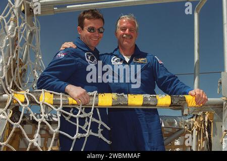 RAUMFAHRTZENTRUM KENNEDY, FLA. -- die STS-100 Missionsspezialisten Juri V. Lonchakov und John L. Phillips halten während des Trainings mit Schiebedraht auf 195 Fuß Höhe der Fixed Service Structure inne. Sie und der Rest der Crew nehmen an den Testaktivitäten zum Terminal Countdown Teil, zu denen auch eine Bestandsaufnahme der Nutzlast und ein simulierter Startzähler gehören. Die primäre Nutzlast der Mission STS-100 besteht aus dem kanadischen Roboterarm SSRMS und dem Multipurpose Logistics Module Raffaello. Der Start des Space Shuttle Endeavour auf der Mission STS-100 ist für den 19. April um 41 Uhr EDT vom Startplatz 3 aus geplant Stockfoto