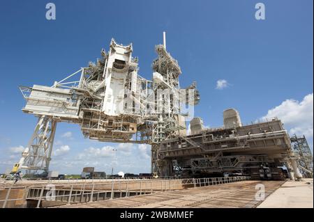 Die Arbeiter transportieren die Mobile Launcher Platform-3 der NASA mit einem Raupentransporter für ihre letzte Reise vom Launch Pad 39A zum Vehicle Assembly Building, nachdem sie Atlantis STS-135-Flug unterstützt haben. MLP-3 unterstützt seit 1990 Markteinführungen. Stockfoto
