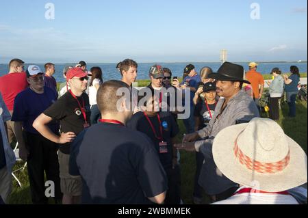 CAPE CANAVERAL, Fla. – Der Astrophysiker Dr. Neil deGrasse Tyson vom Hayden Planetarium des American Museum of Natural History in New York, spricht mit einer Gruppe von Tweetup-Teilnehmern am NASA Kennedy Space Center, dem NASA Causeway-Startplatz in Florida während der Aktivitäten vor dem Start für die Mission Gravity Recovery and Interior Laboratory (GRAIL) der Agentur. Die Teilnehmer besuchten das Zentrum und bekamen aus nächster Nähe den Space Launch Complex 17B auf der Cape Canaveral Air Force Station. Die Hochtöner teilen ihre Erfahrungen mit Followern über die Social-Networking-Website Twitter.GRAIL will Fly Twin Stockfoto