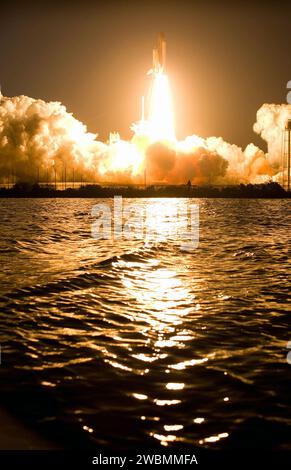 Die siebenköpfige STS-119-Besatzung startete am 15. März 2009 an Bord des Space Shuttle Discovery, um an der Internationalen Raumstation anzudocken und Solaranlagen und das S6-Trapezsegment zu installieren, um die sechsköpfigen wissenschaftlichen Operationen der Besatzung zu unterstützen. Stockfoto