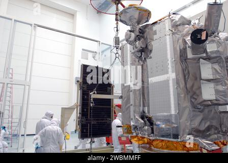 CAPE CANAVERAL, Fla. –– bei Astrotech Space Operations in Titusville, Florida, bereiten Techniker das Solarpanel für die Installation auf dem Lunar Reconnaissance Orbiter vor. Der Orbiter wird sieben Instrumente tragen, um Wissenschaftlern detaillierte Karten der Mondoberfläche zur Verfügung zu stellen und unser Verständnis der Topographie des Mondes, der Lichtbedingungen, der mineralogischen Zusammensetzung und der natürlichen Ressourcen zu verbessern. Die von LRO erlangten Informationen werden verwendet, um sichere Landeplätze auszuwählen, Standorte für zukünftige Mondvorposten zu bestimmen und Strahlengefahren für Astronauten zu verringern. Die polaren Regionen von Th Stockfoto