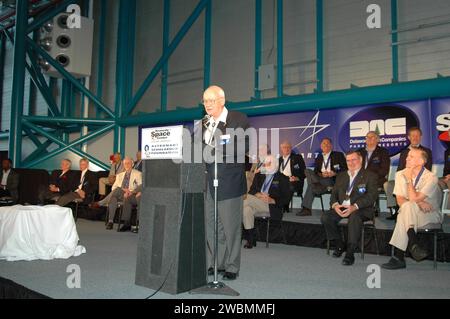 RAUMFAHRTZENTRUM KENNEDY, FLA. - Bei der Einführungszeremonie der Astronaut Hall of Fame spricht der neue Einsteiger Bruce McCandless mit den Gästen. Hinter ihm sind die aktuelle Hall of Famers (hintere Reihe) Al Gordon, Walt Cunningham, Jack Lousma, Bill Pogue, Robert Crippen, Dan Brandenstein und Robert „Hoot“ Gibson; (erste Reihe) Scott Carpenter, John Young, Owen Garriott, Jim Lovell, Fred Haise und Vance Brand. Garriott ist Vorsitzender der Astronaut Hall of Fame. Die anderen neuen Mitglieder sind Joe Allen und Gordon Fullerton. Die Veranstaltung findet im Apollo Saturn V Center des Kennedy Space Center Visitor Complex statt. R Stockfoto