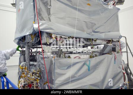 CAPE CANAVERAL, Fla. – In der Astrotech-Nutzlastaufbereitungsanlage in Titusville, Florida, wird das SV1-Raumfahrzeug zur Paarung auf die SV2 abgesenkt. Die beiden Raumfahrzeuge sind Teil des Space Tracking and Surveillance System – Demonstrators oder STSS Demo Program. Die STSS Demo ist eine weltraumbasierte Sensorkomponente eines mehrschichtigen Raketenabwehrsystems, das für die allgemeine Mission der Erkennung, Verfolgung und Unterscheidung ballistischer Raketen entwickelt wurde. STSS ist in der Lage, Objekte nach der Boost-Phase zu verfolgen und liefert Bahninformationen an andere Sensoren. Sie wird von der NASA für die Missil gestartet Stockfoto