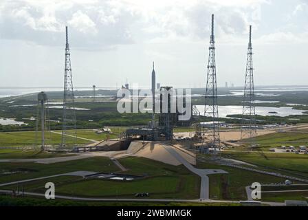 CAPE CANAVERAL, Fla. Das Starterteam ist im Kennedy Space Center der NASA in Florida beschäftigt. Diese Luftaufnahme des Launch Complex 39 zeigt Fahrzeuge auf beiden Pads. Die Verarbeitung der Ares I-X-Rakete ist auf Pad 39B im Vordergrund fast abgeschlossen, während das Space Shuttle Atlantis auf den Abflug von Pad 39A wartet. Der Ares I-X-Flugtest ist für den 27. Oktober geplant; der Start des Space Shuttle Atlantis STS-129 zur Internationalen Raumstation ist für den 16. November geplant. Stockfoto