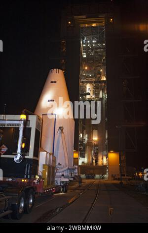 CAPE CANAVERAL, Fla. -- in seiner Nutzlastverkleidung eingehängt, trifft der Tracking and Data Relay Satellite der NASA, TDRS-K, am Space Launch Complex 41 der Cape Canaveral Air Force Station ein. Das Raumschiff wird nun auf einer Atlas-V-Rakete der United Launch Alliance in Position gebracht. Die Inbetriebnahme des TDRS-K ist für den 30. Januar 2013 geplant. Das Raumschiff TDRS-K ist Teil der nächsten Generation des Tracking and Data Relay Satellite Systems, einer Konstellation von weltraumgestützten Kommunikationssatelliten, die Tracking-, Telemetrie-, Befehls- und Datenrückgabedienste mit hoher Bandbreite bereitstellen. Stockfoto