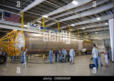 CAPE CANAVERAL, Fla. -- die Arbeiter der United Launch Alliance (ULA) bereiten sich auf die Bearbeitung der ersten Stufe des Atlas V für die Mission Mars Science Laboratory (MSL) vor, die neu im Atlas Space Operations Center auf der Cape Canaveral Air Force Station in Florida angekommen ist. Zu den Komponenten von MSL gehört der kompakte rover Curiosity, der über 10 wissenschaftliche Instrumente verfügt, um nach Belegen darüber zu suchen, ob Mars über Umgebungen verfügt, die für das mikrobielle Leben günstig sind, einschließlich chemischer Inhaltsstoffe für das Leben. Der einzigartige rover verwendet einen Laser, um in Gestein zu schauen und seine Gase freizusetzen, sodass der rover die Sprünge erreicht Stockfoto