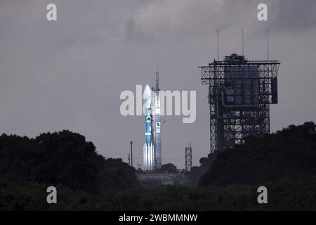 CAPE CANAVERAL, Fla. – Auf der Startfläche 17-B auf der Cape Canaveral Air Force Station in Florida wird das Raumfahrts- und Überwachungssystem Demonstrator unter einem dunklen, bewölkten Himmel in Licht getaucht. Der Regen über der Ostküste Zentral-Floridas verursachte den Sturz. STSS Demo ist eine weltraumbasierte Sensorkomponente eines mehrschichtigen Raketenabwehrsystems, das für die allgemeine Mission der Erkennung, Verfolgung und Unterscheidung ballistischer Raketen entwickelt wurde. STSS ist in der Lage, Objekte nach der Boost-Phase zu verfolgen und liefert Bahninformationen an andere Sensoren. Sie wird von der NASA gestartet Stockfoto