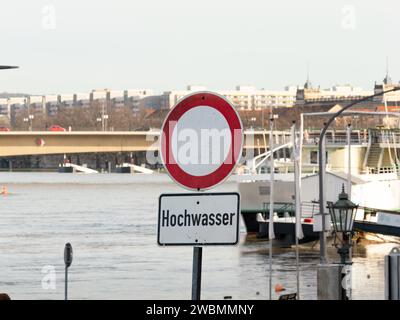 Hochwasser-Schild in Dresden, Deutschland. Die Altstadt wird von Hochwasser in der Elbe überflutet, das durch wetterabhängiges Auftauen verursacht wird. Stockfoto