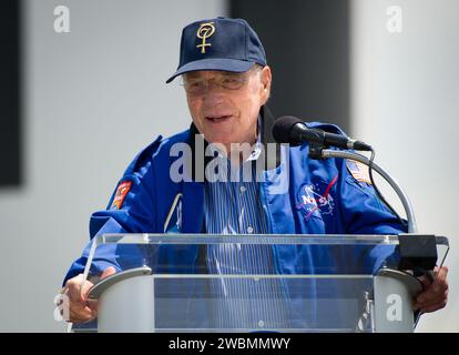 NASA Mercury Astronaut Scott Carpenter spricht im Kennedy Space Center während der Enthüllung von USPS-Briefmarken, die 50 Jahre US-Raumfahrt feiern, über Projekt Mercury, Alan Shepards Flug Freedom 7 und die MESSENGER-Mission zu Mercury, dem ersten Raumschiff, das den Planeten am 17. März 2011 umkreiste. Stockfoto