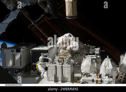 ISS020-E-023351 (22. Juli 2009) --- Astronaut Christopher Cassidy, STS-127-Missionsspezialist, kümmert sich um das japanische Experiment Module - Exposure Facility, das von den gemeinsamen Crews an Bord der Internationalen Raumstation, die derzeit an das Space Shuttle Endeavour angedockt ist, ein wichtiges Thema war. Flugtag 8 am 22. Juli wurde die neue Hardware sowohl in der Praxis als auch in der Robotik genutzt. Stockfoto