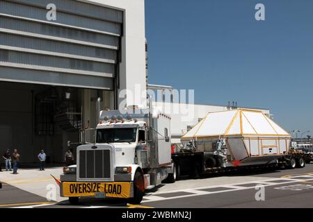 CAPE CANAVERAL, Fla. - Das Orion-Crew-Modul ist in einem Transportcontainer gesichert und erreicht das Operations- und Checkout-Gebäude im Kennedy Space Center der NASA in Florida. Die Kapsel ist für den Explorationsflug Test-1 vorgesehen, eine unbemannte Mission, die für 2014 geplant ist, und wird weiter ins All reisen als jedes menschliche Raumschiff in mehr als 40 Jahren. Die Michoud Assembly Facility der NASA in New Orleans baute das Crew-Modul-Druckschiff. Das Orion-Produktionsteam bereitet das Modul für den Flug vor, indem es Wärmeschutzsysteme, Avionik und andere Subsysteme installiert. Stockfoto