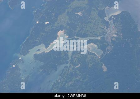 Die Besatzung der Expedition 28 fotografierte Sault Ste Marie und zeigte die Partnerstädte auf dem St. Marys River zwischen Ontario, Kanada und Michigan, USA, zusammen mit den Seen Huron und Superior, kleineren Seen und bewaldeten Inseln, wobei städtische Gebiete, Wälder, landwirtschaftliche Felder und Wasserfärbung. Stockfoto