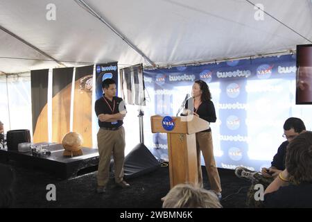 CAPE CANAVERAL, Fla. – Betina Pavri, Systemingenieurin am Jet Propulsion Laboratory (JPL) der NASA, spricht mit einer Gruppe von Tweetup-Teilnehmern an der Pressestelle des Kennedy Space Centers der NASA in Florida während der Aktivitäten vor dem Start des Mars Science Laboratory (MSL) der Agentur, wie Allen Chen, ebenfalls Systemingenieur bei JPL, ansieht. links. Nach einer Reihe von Briefings besichtigen die Teilnehmer das Zentrum und erhalten einen Blick aus nächster Nähe auf den Space Launch Complex-41 auf der Cape Canaveral Air Force Station. Die Hochtöner teilen ihre Erfahrungen mit Followern über die Social-Networking-Website Twitter. MSL Stockfoto