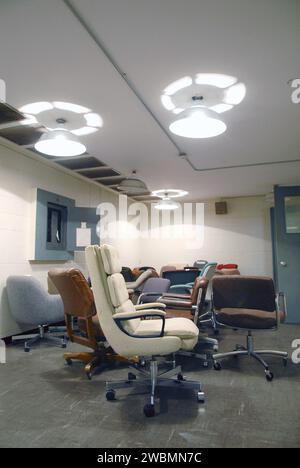 Das 50 Jahre alte Mission Control Center an der Cape Canaveral Air Force Station lagerte unbenutzte Möbel. Die Anlage, die einst alle bemannten Mercury-Flüge und die ersten beiden unbemannten Gemini-Flüge (1961–1963) kontrollierte, verwaltete Start-, Orbital-, Wiedereintritts- und Landungsoperationen. Die NASA plant, das Zentrum abzureißen, und die operativen Kontrollfunktionen werden später in das Johnson Space Center in Houston verlegt. Stockfoto
