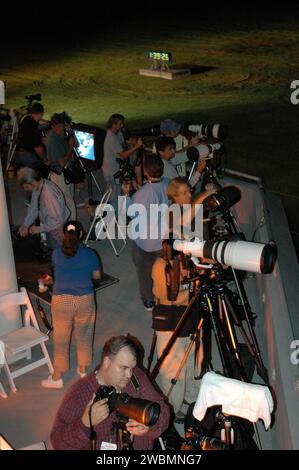 Fotografen des Kennedy Space Center SLF warteten auf die Landung der Discovery von STS-114, die aufgrund des Wetters auf Edwards AFB verschoben wurde. Commander Eileen Collins leitete die Discovery nach einer zweiwöchigen Mission, die Vorräte lieferte, die ISS-Wartung durchführte und drei Raumwanderungen durchführte. Stockfoto