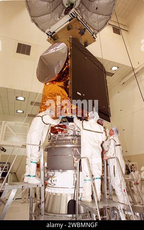 Arbeiter in der Raumordnungs- und Kapselungsanlage 2 überprüfen die Platzierung des Mars-Odyssey-Orbiters, während er zur Installation auf die dritte Stufe einer Delta-Rakete unten abgesenkt wird. Oben sind die konische Antenne mit hoher Verstärkung und die schwarze Solar-Array-Baugruppe zu sehen. Die Mars Odyssey ist für den Start um 11 02 Uhr EDT am 7. April 2001 an Bord einer Delta-II-Rakete vom Launch Pad 17-A der Cape Canaveral Air Force Station geplant. Das Raumschiff ist für die Kartierung der Mars-Oberfläche konzipiert Stockfoto