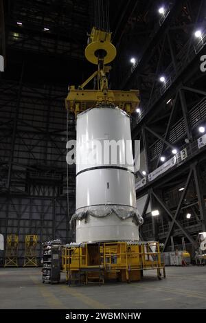 Ein Kran im Vehicle Assembly Building des NASA Kennedy Space Centers hebt die Ares I-X-Baugruppe nach vorn, um sie mit der hinteren Mitte zu verbinden. Die Ares I-X dient als Testfahrzeug für die Ares I-Rakete, die Teil des Constellation Program ist und für zukünftige bemannte Missionen auf dem Mond, Mars und darüber hinaus entwickelt wurde. Der Flugtest ist frühestens im August 30 geplant. Stockfoto