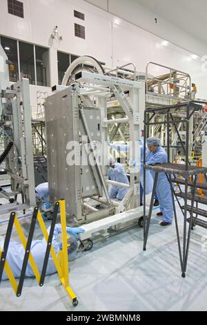 Im Kennedy Space Center der NASA bereiten die Arbeiter die Stauflätter für die Installation in das Permanent Multipurpose Module vor. Das PMM wird Vorräte und Ersatzteile zur Internationalen Raumstation transportieren und Schwerelosigkeit-Experimente in den Bereichen Fluidphysik, Materialwissenschaft, Biologie und Biotechnologie unterstützen. Das Space Shuttle Discovery wird das PMM auf der STS-133-Mission liefern, der Start ist für den 1. November geplant. Stockfoto