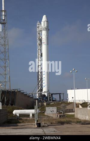 CAPE CANAVERAL, Fla. - Auf der Cape Canaveral Air Force Station in Florida steht die SpaceX Falcon 9 Rakete auf dem Startplatz am Launch Complex 40 und wartet auf einen Testabfeuer der neun Merlin-Motoren. Der Test ist Teil der Vorbereitungen für die bevorstehende SpaceX 2-Mission. Der Start der Raumrakete SpaceX Falcon 9 und Dragon ist für den 1. März 2013 um 10 Uhr EST vom Space Launch Complex-40 auf der Cape Canaveral Air Force Station, Florida, geplant. Dragon wird seine dritte Reise zur Raumstation machen. Sie wird Vorräte und Experimente zum umkreisenden Labor bringen Stockfoto