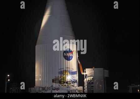 Die Landsat Data Continuity Mission (LDCM) ist auf einer Atlas V-Rakete der United Launch Alliance auf der Vandenberg Air Force Base zum Start montiert. LDCM setzt das Landsat-Programm fort und sammelt hochauflösende multispektrale Erdbilder für Landwirtschaft, Wissenschaft und Behörden. Stockfoto
