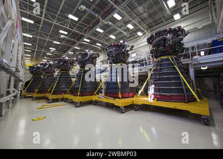Sechs Pratt & Whitney Rocketdyne-Haupttriebwerke sitzen auf Ständen im Motorenshop im Kennedy Space Center der NASA, Florida. Alle 15 Shuttle-Haupttriebwerke befinden sich jetzt in der Werkstatt und werden für den Transport zum Stennis Space Center, Mississippi, vorbereitet, wo sie gelagert und für die NASA-Großraumrakete Space Launch System umgenutzt werden können. Stockfoto
