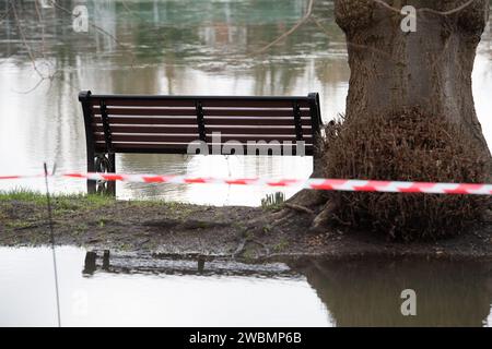 Wraysbury, Großbritannien. Januar 2024. Hochwasser aus der Themse auf dem Wraysbury Village Green und dem Cricketfeld. Glücklicherweise gehen die Wasserstände jetzt zurück, aber für einige Leute wird es einige teure Reinigungskosten geben. Kredit: Maureen McLean/Alamy Stockfoto