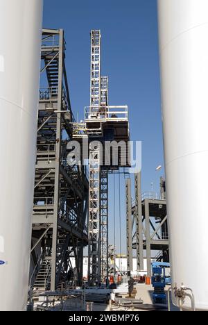 Arbeiter im Kennedy Space Center der NASA trainieren auf Mastkletterern, die an Simulationstürmen angeschlossen sind, um den Betrieb im Fahrzeugbau zu simulieren. Die Einrichtung unterstützt verschiedene NASA-Programme und umfasst Werkstätten, eine Hochbucht und Testbereiche. Stockfoto