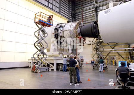 Die Boeing-Delta-IV-Rakete im Kennedy Space Center wird für den GOES-N-Wettersatellitenstart montiert, der Unwetter überwachen und die atmosphärischen Bedingungen für NASA und NOAA verfolgen wird. Stockfoto
