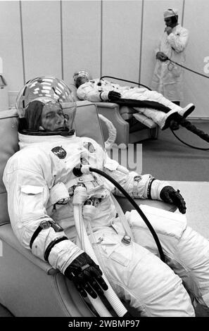 RAUMFAHRTZENTRUM KENNEDY, FLA. -- die Apollo 7 Astronauten Donn F. Eisele, vorne, und Walter Cunningham, hinten, werden heute vor ihrer Erdumlaufmission mit Walter M. Schirra Jr. einer Raumanzugprüfung unterzogen. Die drei Raumpiloten starteten auf einem Saturn 1B Raumfahrzeug von Cape Kennedy's Launch Complex 34 um 11 03 Uhr EDT, 11. Oktober 1968. Der erste bemannte Apollo-Flug der National Aeronautics and Space Administration dient der Verifizierung von Raumfahrzeugsystemen für zukünftige Mondreisen. Stockfoto