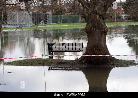 Wraysbury, Großbritannien. Januar 2024. Hochwasser aus der Themse auf dem Wraysbury Village Green und dem Cricketfeld. Glücklicherweise gehen die Wasserstände jetzt zurück, aber für einige Leute wird es einige teure Reinigungskosten geben. Kredit: Maureen McLean/Alamy Stockfoto