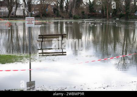 Wraysbury, Großbritannien. Januar 2024. Hochwasser aus der Themse auf dem Wraysbury Village Green und dem Cricketfeld. Glücklicherweise gehen die Wasserstände jetzt zurück, aber für einige Leute wird es einige teure Reinigungskosten geben. Kredit: Maureen McLean/Alamy Stockfoto