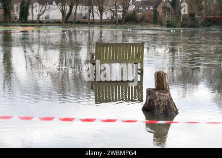 Wraysbury, Großbritannien. Januar 2024. Hochwasser aus der Themse auf dem Wraysbury Village Green und dem Cricketfeld. Glücklicherweise gehen die Wasserstände jetzt zurück, aber für einige Leute wird es einige teure Reinigungskosten geben. Kredit: Maureen McLean/Alamy Stockfoto