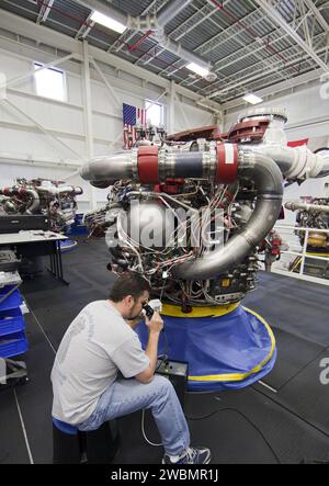 Ein Techniker führt eine Boroskopinspektion an einer Hochdruck-Oxidationspumpe eines Pratt & Whitney Rocketdyne Space Shuttle-Haupttriebwerks in der Motorenwerkstatt des Kennedy Space Centers durch. Alle 15 Haupttriebwerke sind vorhanden und werden für den Transport zum Stennis Space Center der NASA in Mississippi vorbereitet. Diese Triebwerke werden nach dem Ende des Space Shuttle-Programms für den Einsatz in der NASA Space Launch System eingesetzt. Stockfoto