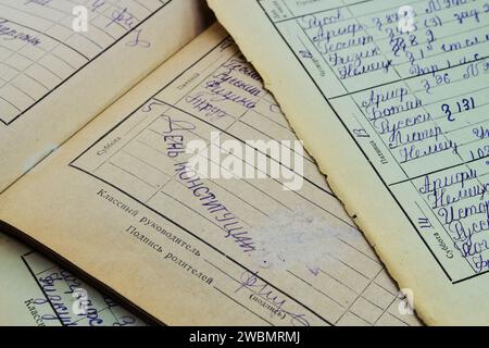 Oldtimer-Tagebücher von sowjetischen Schuljungen 4 - 7 Klassen Stockfoto