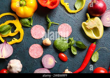 Zutaten für die Zubereitung von Pizza auf dunklem Hintergrund Stockfoto