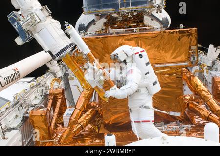 S125-E-007532 (15. Mai 2009) --- Astronaut Mike Massimino in Atlantis' Frachtbucht arbeitet mit dem Hubble Space Telescope. Stockfoto